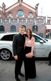 Toni kroos will wieder frei über seine münchner villa verfügen. Toni Kroos Stiftungsgala Fussballstar Sammelt Spenden Mit Rund 500 Gasten In Koln Kolner Stadt Anzeiger