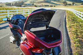 Weitere details wie datenblatt, preise und kraftstoffverbrauch finden sie in der nachstehenden tabelle. 2021 Honda Gold Wing Tour Dct First Ride Review Autobala