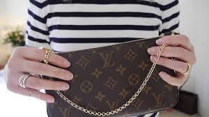 Trova una vasta selezione di borsette pochette da donna louis vuitton a prezzi vantaggiosi su ebay. Louis Vuitton Pochette Accessoires 3 Different Looks Including Cross Body Option Youtube