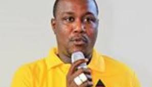 Cercueil drapé du bicolore haïtien : les funérailles de Charlot Jeudy,  militant LGBT, finalement chantées après 2 mois en présence de diplomates  internationaux