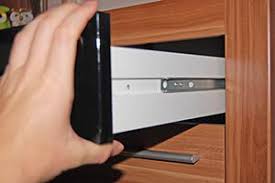 Schublade Ausbauen Neue Schubladenschienen Montieren Anleitung Tipps Vom Tischler Haushaltsreparaturen Diybook De