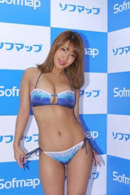 ascii jp 制服に裸エプロンに ナンパも 橋本梨菜 波乱のハワイロケ 2 2 水着 ビキニ エプロン