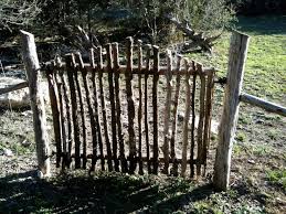 17 Idees De Clotures De Jardin Bricolage Pour Garder Vos Plantes Bricolage Clotures Garder Idees Jard Rustikaler Garten Diy Gartenzaun Zaun Selbstgemacht
