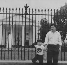 As drug lord pablo escobar rises, colombian and u.s. Popeye In Freiheit Fur Escobar Totete Er 250 Menschen Jetzt Will Er In Die Politik Welt