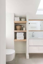 plank idee naast wasmeubel voor handdoek en bovenop accessoires badkamermeubels kleine badkamer opslag badkamer
