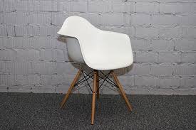 Kollu Beyaz Eames Aqua Sandalye Eames Sandalye Tasarim