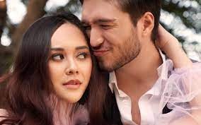 Jika menilik buku nikah aura kasih dan eryck amaral yang beredar di dunia maya, maka buku nikah yang diterbitkan kua kebayoran baru, jakarta selatan, telah berlangsung prosesi akad nikah secara islam (tertanggal 12 juni 2018). Aura Kasih Ungkap Sayangnya Ke Eryck Amaral Bikin I Jealous I News On Rcti