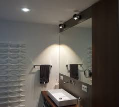 Dank der schutzklasse ip44 ist sie gegen spritzwasser geschützt und kann ideal in ihrem bad auch in der nähe von badewanne, dusche oder waschbecken genutzt werden. Lampen Und Leuchten Furs Badezimmer Im Lichteck