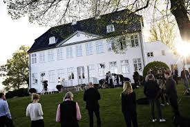 En politiaksjon utenfor statsminister kjell magne bondeviks bolig på kolbotn fredag i forrige uke har aktualisert tanken om en egen statsministerbolig i norge. Statsministerboligen Adresse
