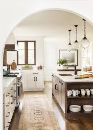 Spanish style kitchen has warm and cozy tones, with decorative tiles and earth colors. Trends Interior Design Kitchen Home Decor Kitchen Mediterranean Style Home