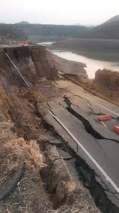 Durante la madrugada de este sábado 29 de mayo, colapsó un tramo de la carretera siglo xxi ubicada en el estado de michoacán. Vujgzarshqnddm