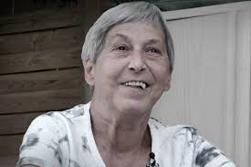 Was mag bei Pamela passiert sein, das sogar ihre Familie sie hängen lässt?  Ohne Grund machen das die eigenen Kinder nicht!! Muss schon heftig gewesen  sein!! Irgendwie sehr traurig😢