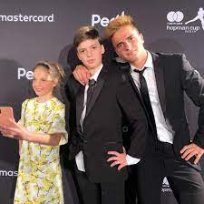 Lifestyle, videos and celebrity news! Stefanos Tsitsipas Oikogeneiakes Stigmes Me Toys Goneis Kai Ta Aderfia Toy Poy Den Exeis 3anadei Pics