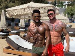 He became widely known in 2001 as a member of the boy band blue, and later for playing ryan knight in the british soap opera hollyoaks. Duncan James On Twitter Saturday In Mykonos With Mrrodrigoreis