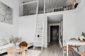 Malenkaya Belaya Kvartira Na Pervom Etazhe No Zato S Palisadnikom I Antresolyu 30 Kv M En 2020 Mezzanine Chambre Lit Mezzanine 30m2