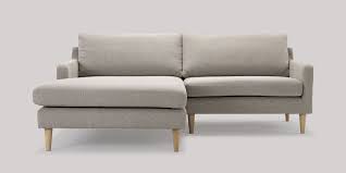 Small living behøver ikke begrænse dig til en lille sofa. Einzigartiger Astha I Goldbraun Und Skandinavisch I Sofacompany
