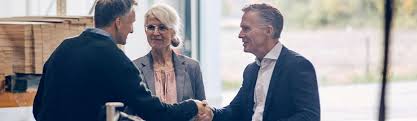 Banken tilbyr omfattende finansielle tjenester i åtte filialer og ytterligere åtte selvbetjeningssteder i og rundt. Avalkredit Erfurter Bank Eg