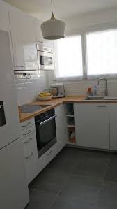 Cuisine Blanche Bois Ikea En L Carrelage Au Sol Gris Et Credence Metro Blanc Cuisine Blanche Et Bois Carrelage Au Sol Gris Cuisine Blanche