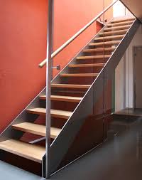 Durch die stahltreppen gelingt es mühelos, den klassischen baustil mit modernen formen zu verbinden und damit einen blickfang im wohnraum zu setzen. Stahlwangentreppen Fur Die Moderne Architektur Nautilus