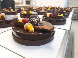 Sacher Moderna Gelatina D Albicocche Pan Di Spagna Al Cacao Glassa Lucida E Soffice Mousse Al Cioccolato Mousse Al Cioccolato Cioccolato Pan Di Spagna