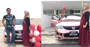 Cara penyebutan juga ada beza sedikit. Untungnya Wanita Ini Sedang Sarat Mengandung Dapat Pulak Hadiah Kereta Warna Pink Sempena Hari Jadinya Hijabista