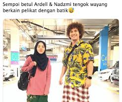 Kain sarong ini telah dipakai secara meluas oleh pelbagai bangsa dan telah dikenali oleh masyarakat melayu sejak zaman kerajaan kesultanan melaka lagi. Ardell Aryana Nadzmi Adwa Dilabel Selekeh
