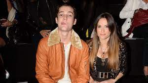 C'est par sms que capucine anav, en couple avec louis sarkozy depuis 18 mois, a été larguée. Capucine Anav Et Louis Sarkozy Separes