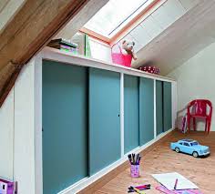 Un Placard A Portes Coulissantes Sous Les Combles Tutoriel Amenagement Combles Chambre Rangement Combles Porte Coulissante
