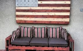 Si le travail est relativement simple et un salon en palettes peint en noir carbone pour plus de modernité. 52 Idees Pour Fabriquer Votre Meuble De Jardin En Palette Archzine Fr