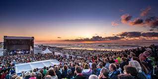 Het white sands festival ligt als een levendige boog te schitteren op het strand van norderney. White Sands Norderney Nordsee Magazin