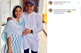 Foto bunga zainal waktu hamil di 2020 hamil foto kehamilan bunga. Beda Usia Jauh 5 Kemesraan Bunga Zainal Dan Produser Asal India