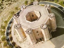 Castel del monte è un edificio medievale del xiii secolo costruito dall'imperatore federico ii in puglia, nell'attuale frazione omonima delcomune di andria. Castel Del Monte Monumentos Palacio Castelo