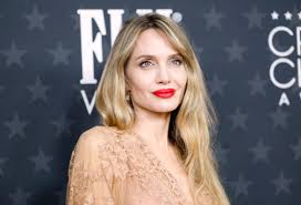 Angelina Jolies Daughter Shiloh, 18, Looks Just Like Her in New Photos