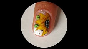 5) uñas de los pies con un diseño diferente de color amarillo con personajes de dibujos animados y animales. Decoracion De Unas Con Girasol Paso A Paso Tableware