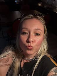 suuuuunday posting 🧚‍♀️✨ i've been ignoring the internet this wk so here  is my requisite offering of selfies, kitties, memes, and hair i've done  🫶🎃❤️‍🔥 . . . . . . . . . #