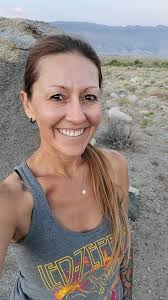 Loving it!! End of day, almost mile hike below these unbelievable eastern  sierra mountains 😁