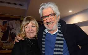 La madre è una donna nata a londra da genitori ebrei di nazionalità polacca e ucraina. Sagitta Alter Moglie Gigi Proietti Un Amore Lungo Una Vita