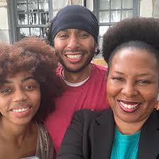 Ella Leon's Instagram, Twitter & Facebook