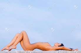 Nackte Frau Liegen Auf Dem Dach Mit Weißen Tuch Lizenzfreie Fotos, Bilder  und Stock Fotografie. Image 7674586.