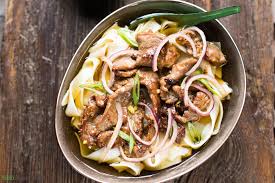 Vietnamesische Reisnudelsuppe Mit Rindfleisch Aus Dem Wok Rezept Asiatische Rezepte Reisnudelsuppe Rindfleisch