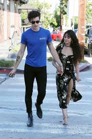Mega the couple hit the waves before taking some time to relax on the beach under an umbrella. Camila Cabello Et Shawn Mendes Un Faux Couple Le Chanteur Repond Purepeople