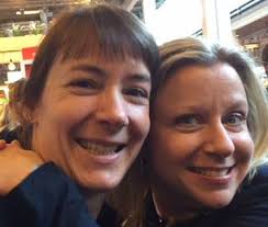 Hvorfor står undervisningsminister Merete Riisager nu lige pludselig og  giver to Gefion-lærere blomster og diplomer og alting? Det er, fordi Sarah  Nehammer og Rebecca Natasha Albinus sammen har skrevet bogen ”Skriv dig