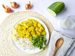 Während einer laufenden ermittlung wird. Gelbes Schmorgurken Curry Mit Schwarzkummel Reis Simple Ayurveda