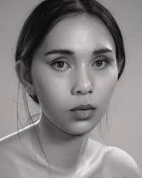 This is the finished drawing from my newest video course. I kept the  drawing simpler than usual to also include beginners to learn my  Hyperrealism technique with charcoal. I see it as