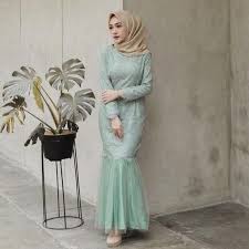 Kebaya modern brokat dengan warna senada warna hijab yang dikenakan bisa disempurnakan dengan rok kain atau batik agar tampilan menjadi elegan dan cantik. Model Kebaya Duyung Modern Hijab 2020 Fashionita