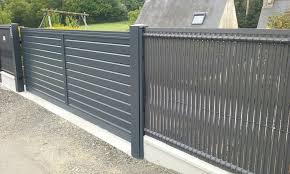 La couleur universelle gris ral 7016 complète le tout ! Portail Coulissant Alu Ral7016 Automatique Et Cloture Panneaux Rigides Avec Lattes D Occultatio Portail Coulissant Amenagement Devant Maison Portail Et Cloture