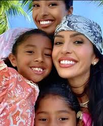 Vanessa is joined by daughter Saskia Joss and Rebecca Wilcox daughter of  Esther Rantzen to discuss living up to parents' dreams.