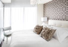 Untuk kamar tidur minimalis yang berukuran kecil, disarankan menggunakan wallpaper berwarna terang agar tidak terlihat sempit. 7 Ide Brilian Untuk Desain Kamar Tidur Sempit Yang Nyaman