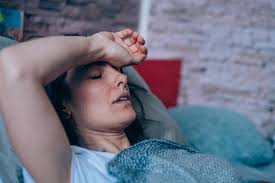 8.800+ Mulher Doente Na Cama Que Sofrem De Dor De Cabeça Gripe fotos de  stock, imagens e fotos royalty-free - iStock