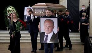 На церемонии присутствовали супруга артиста вера алентова, дочь юлия меньшова, друзья и близкие. Pgrmojldjwifm